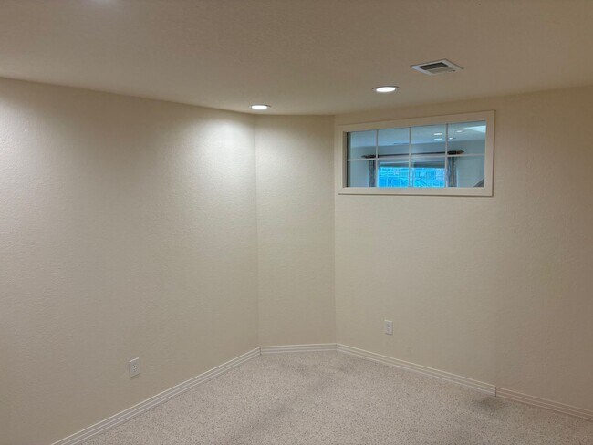 Building Photo - Spacious and Open 3BD/2BA House In Longmont!