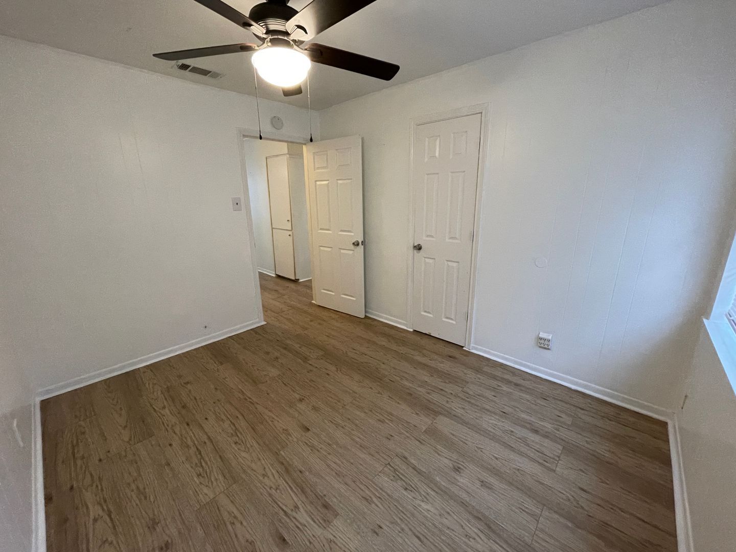 Building Photo - 109/111 E Comay Cir