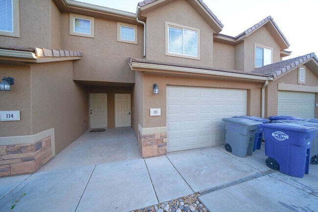 Building Photo - Remodeled 3 Bed / 2.5 Bath Townhome in Great Location