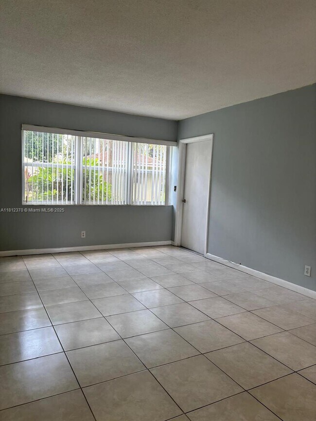 Building Photo - 1333 E Hallandale Beach Blvd
