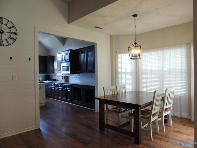Building Photo - 104 Kestrel Ct SW