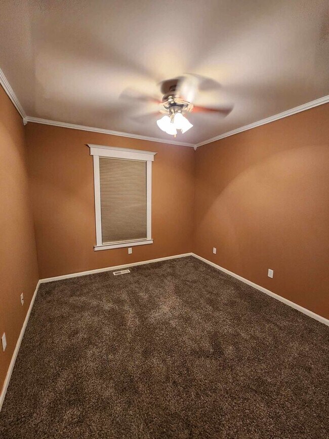 Building Photo - Spacious Three Bedroom!