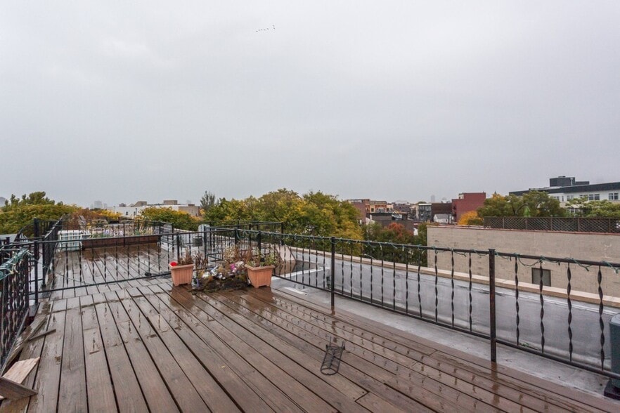 Building Photo - 2427 N Clybourn Ave