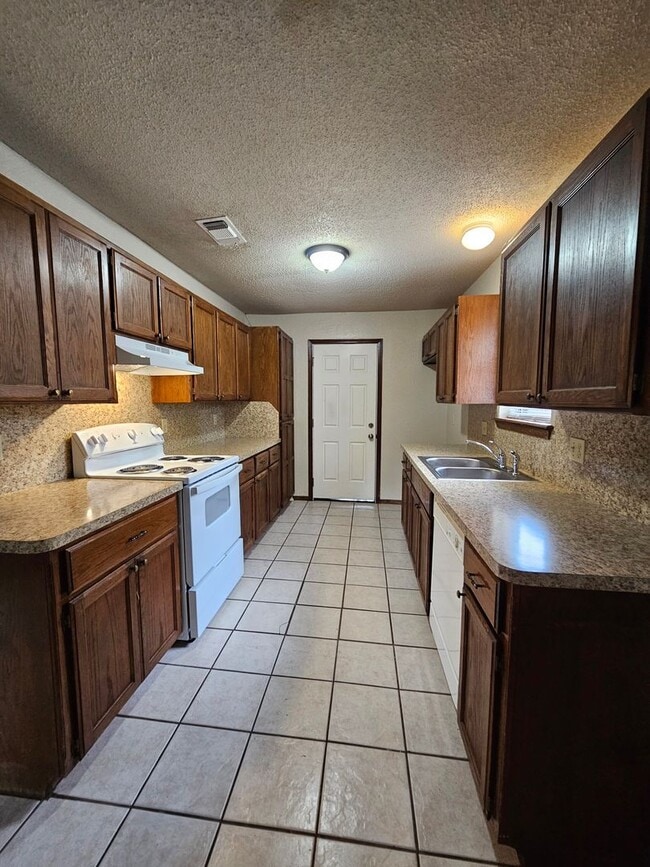 Building Photo - (3) Bed/(2) Bath in West Norman Avail NOW!