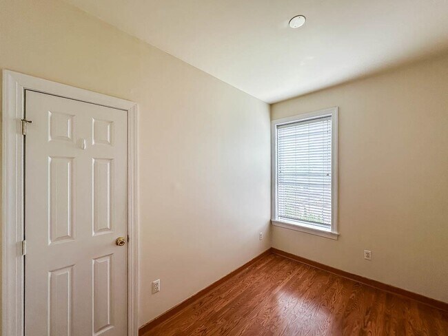 Building Photo - 394 Woodlawn Ave