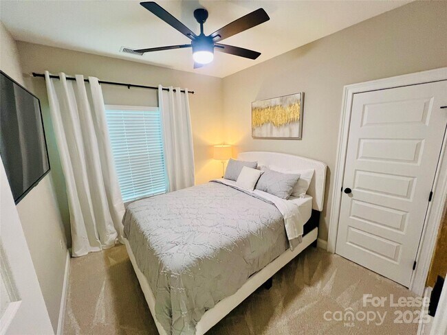 Building Photo - 571 Reid St