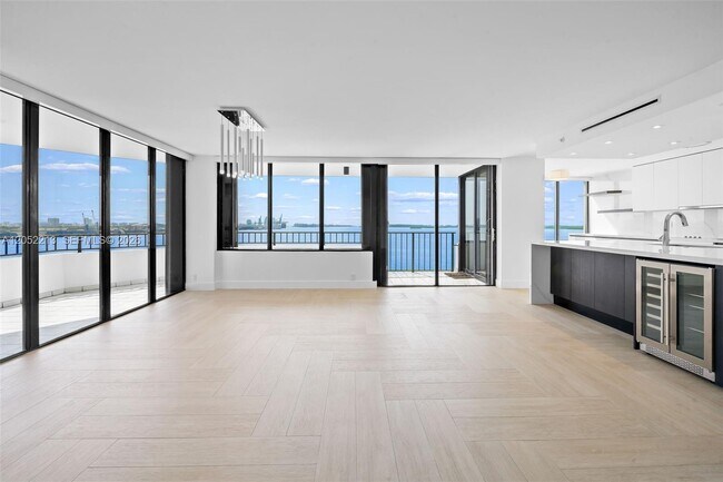 Building Photo - 520 Brickell Key Dr