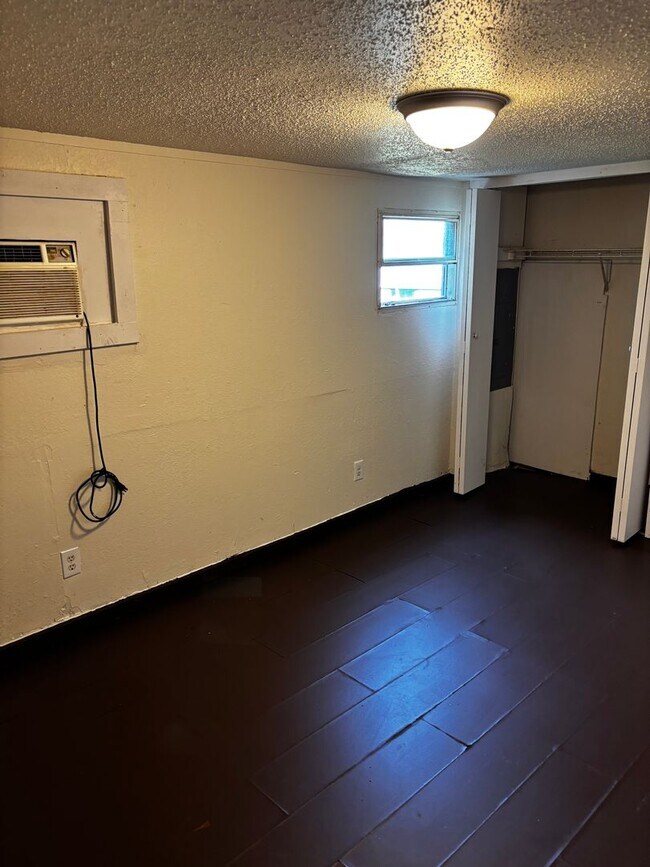 Building Photo - END OF MARCH SPECIAL.. HALF DEPOSIT IF LEASE IS SIGNED IN MARCH 2 BEDROOM 1 BATH