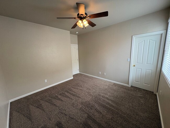 Building Photo - Spacious NW Visalia home Near Shopping Center Available Now!