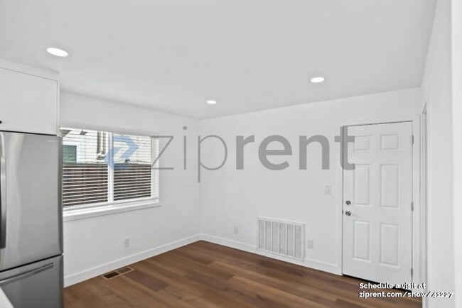 Building Photo - 1360 Goldenlake Rd