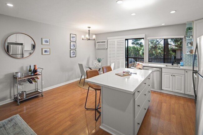 Building Photo - 7858 Cowles Mountain Ct