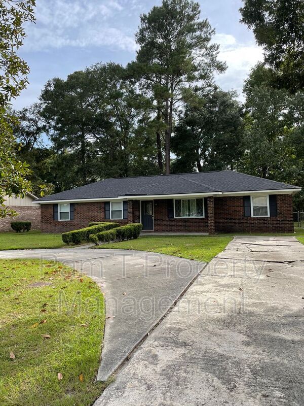 Primary Photo - 211 Holiday Dr