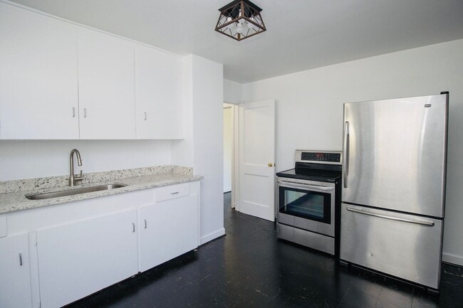 Building Photo - Updated Rosewood 2BR Duplex – Spacious, St...