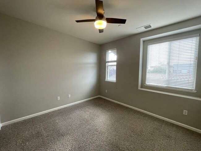 Building Photo - Nice Townhome w/ Detached Garage, Granite ...