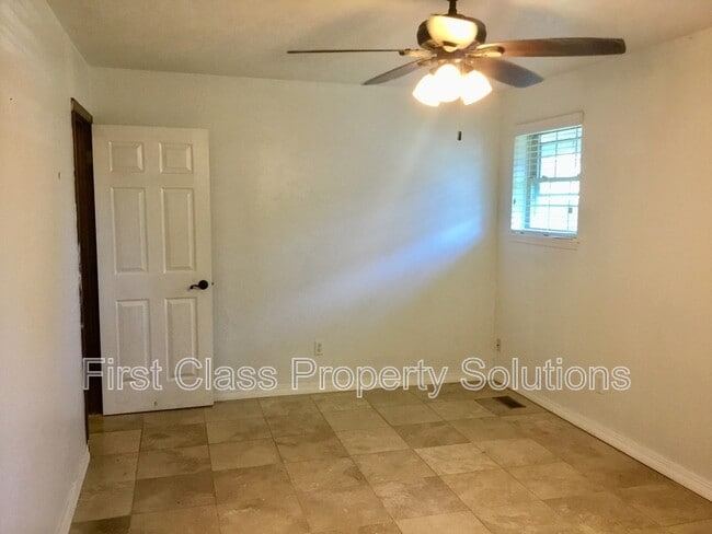 Building Photo - 2807 S Estate Dr