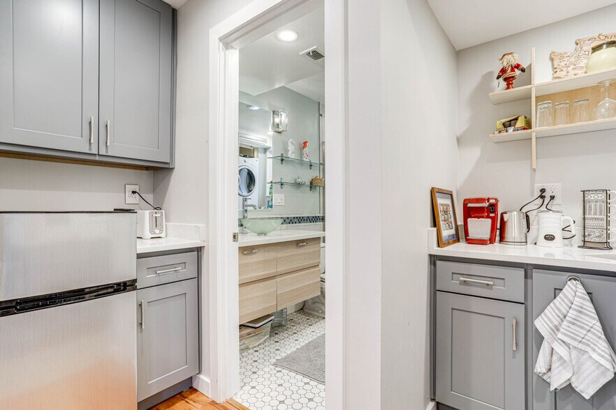 Building Photo - 10052 Interlake Ave N