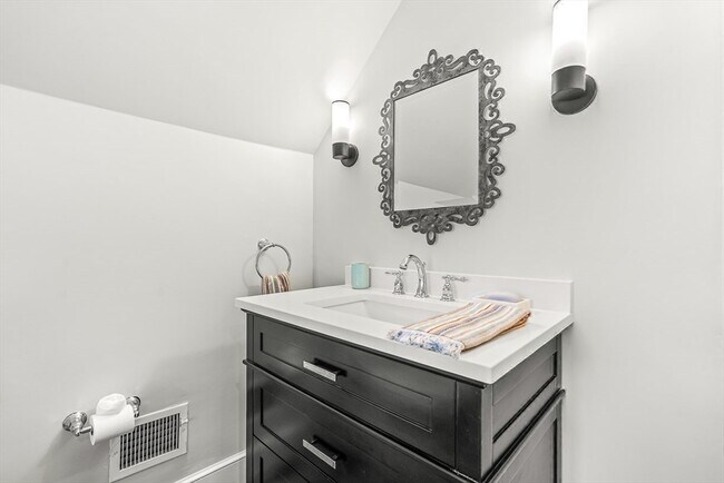 Building Photo - 2 Phillips Pond Rd