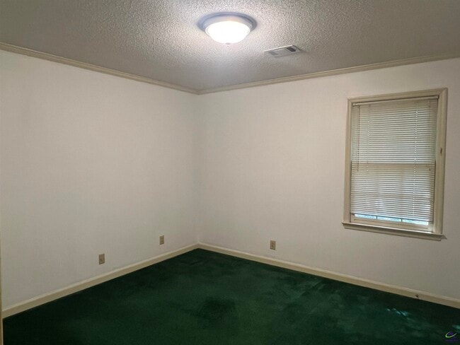 Building Photo - 136 River Knoll