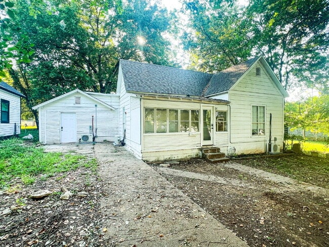 Building Photo - 307 S Rosehill Ave