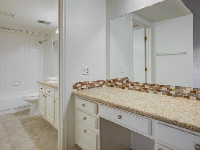 Building Photo - 2 Bedroom, 2 Bath