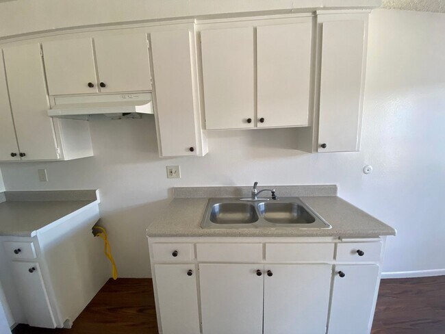 Interior Photo - El Capistrano Apartments