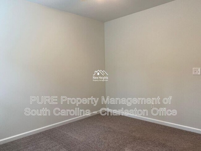 Building Photo - 2641 Alamanda Dr