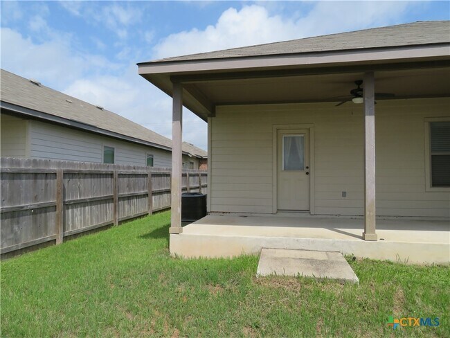 Building Photo - 758 Saengerhalle Rd