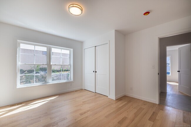 Building Photo - 330 Pleasantview Ave