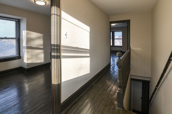 Building Photo - Large 5 Bedroom on Peffer