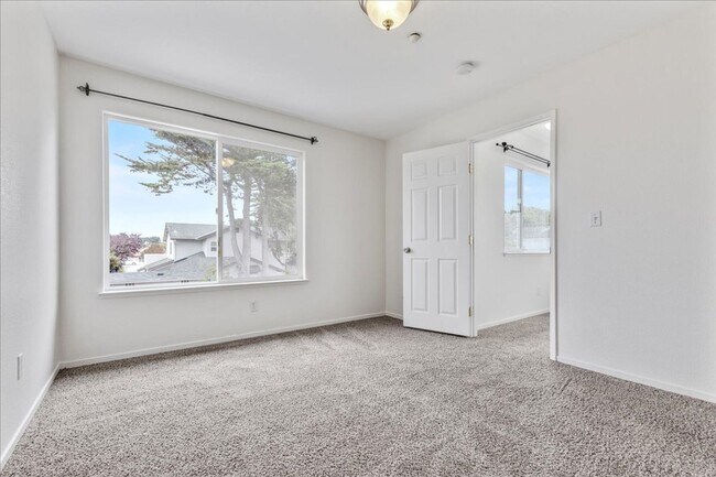 Building Photo - 3136 Lake Dr