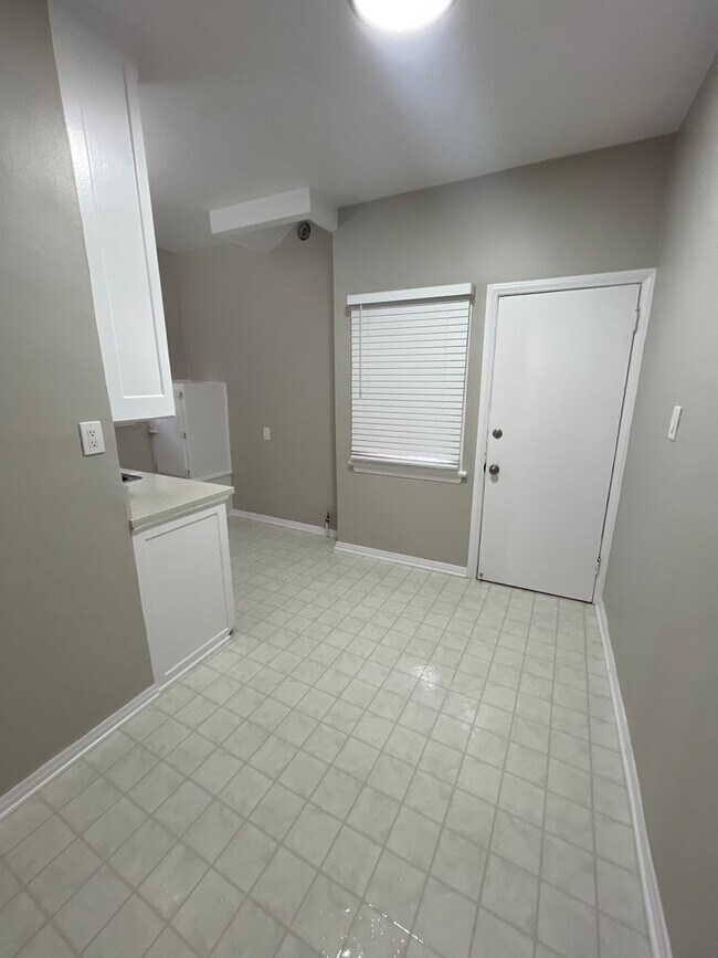 Building Photo - SPACIOUS 1 BEDROOM 1 BATH DOWNSTAIRS JUST ...