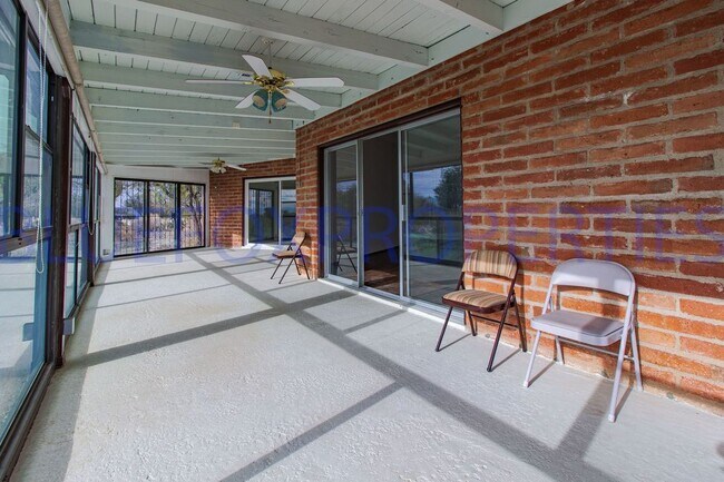 Building Photo - Stunning home off Sunrise and Swan!