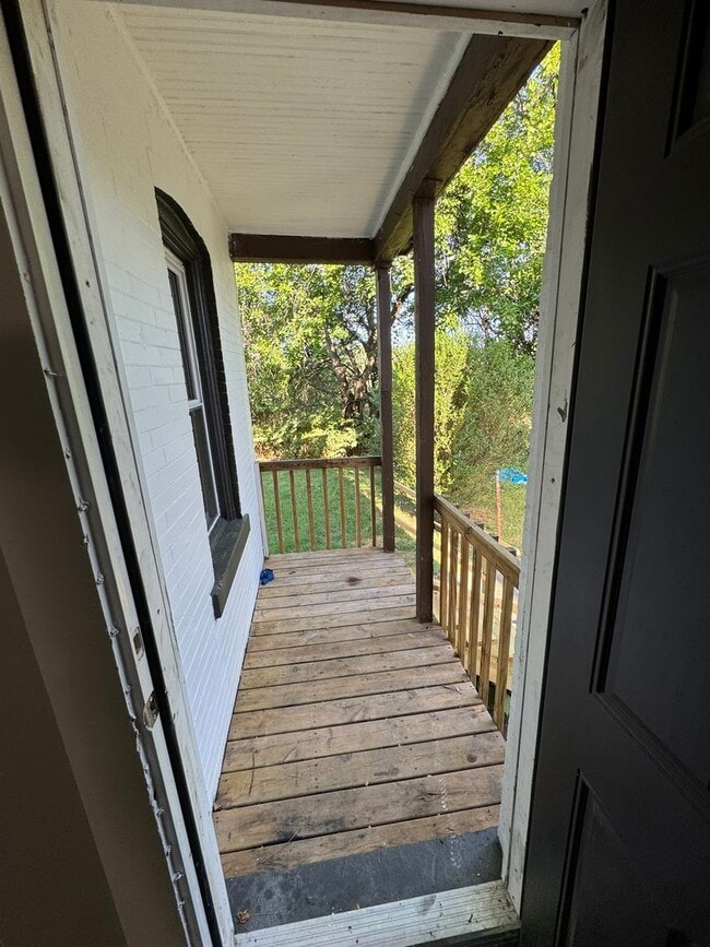 Building Photo - Lovely Two Bedroom Townhome