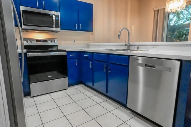 Building Photo - ~4/3~Monroe Circle~Woodwind Bay~Beautiful Town Home!