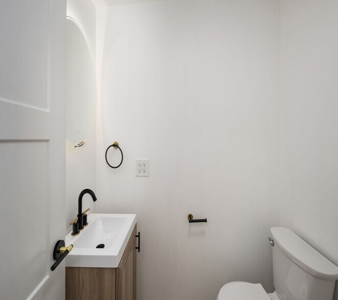 Building Photo - 5945 Fauntleroy Way SW