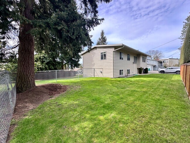 Building Photo - Tradition Kirkland Split Level with Gorgeous Views nestled in the middle of NorKirk