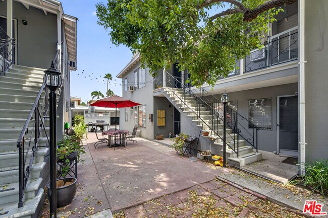 Building Photo - 13553 Moorpark St