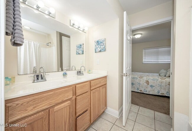 Building Photo - TDY & Snow Birds 2/1.5!