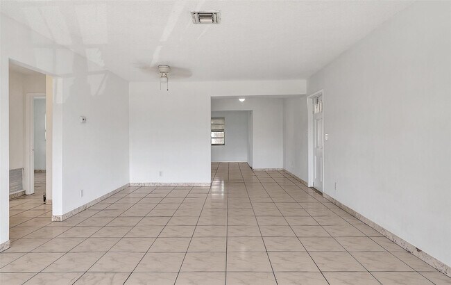 Building Photo - 1049 NW 30th Ct