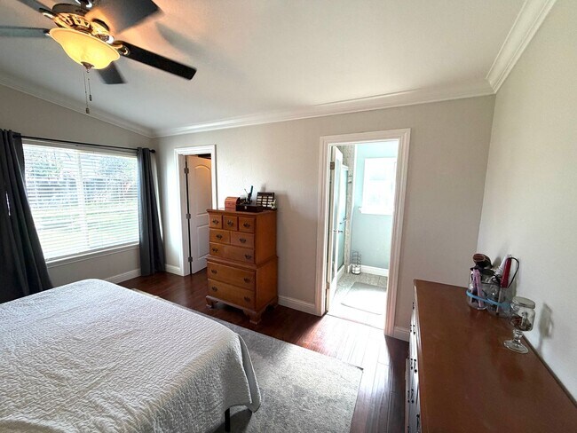 Building Photo - Desirable Home in Lincoln Village – A must see!