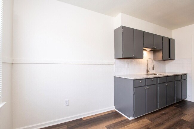 Building Photo - 1301 E Mount Vernon St