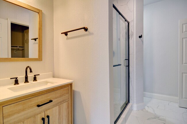 Building Photo - 3 bed 2 bath