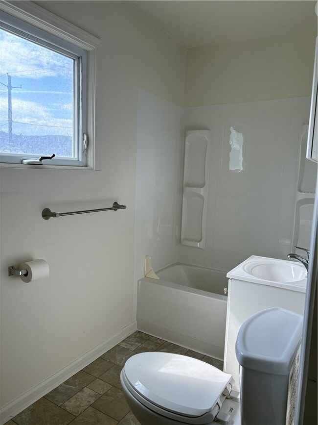 Building Photo - 122 W High St