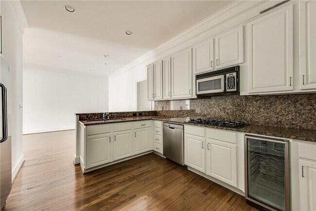 Building Photo - 2885 Woodside St