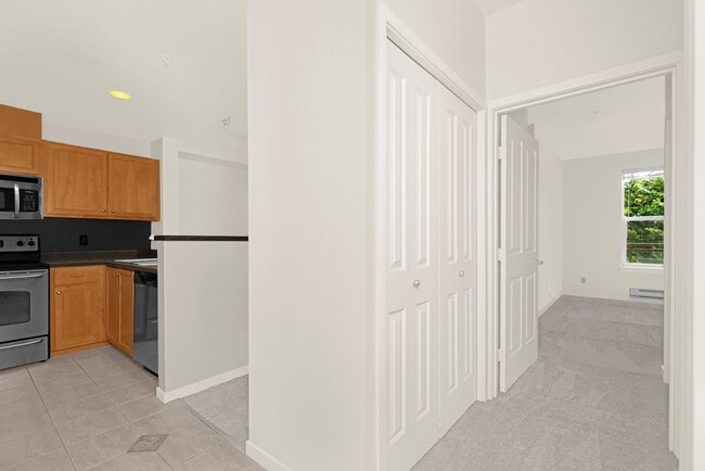 Building Photo - Move In Special! Large 1 Bedroom with Built in Office Nook - Garage Parking