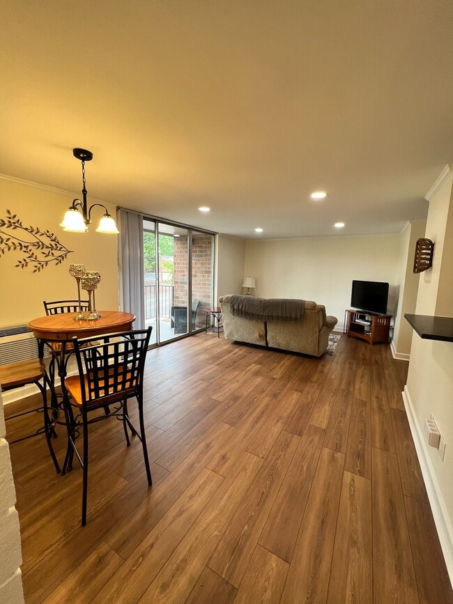 Building Photo - 1727 S Hawthorne Rd