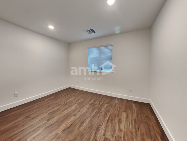 Building Photo - 132 Charmante Tulip Ln