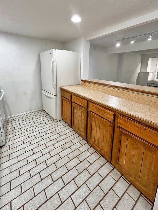 Building Photo - 2Bd/1.75Ba Redmond Condo