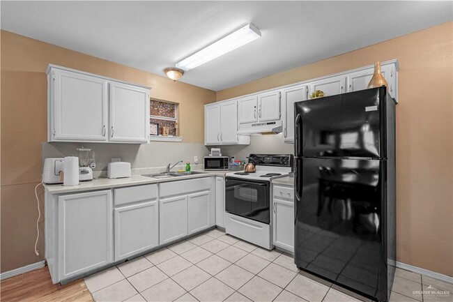 Building Photo - 1804 Oasis Dr