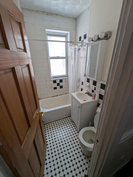 Building Photo - 390 Riverway